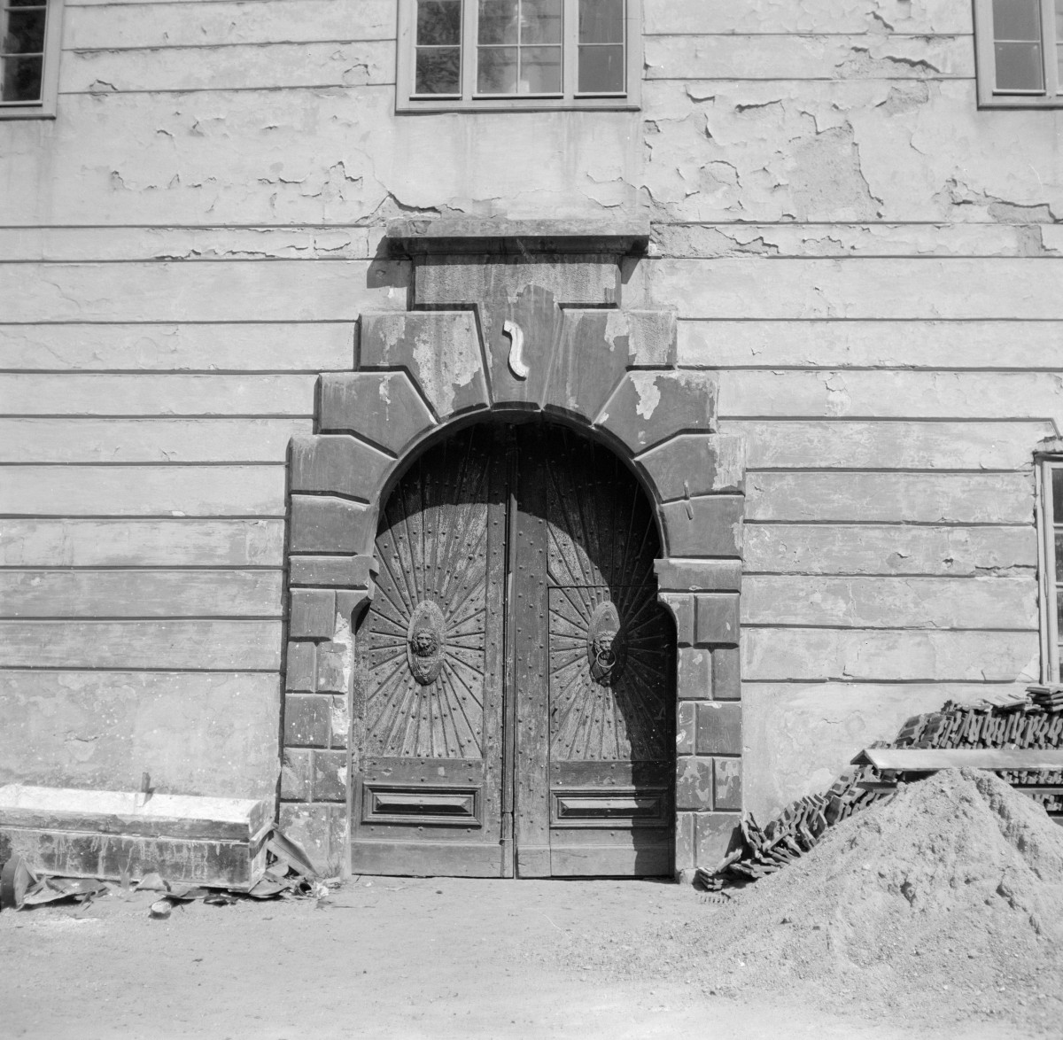 Zamek Lubomirskich i Potockich - portal główny, skan 1