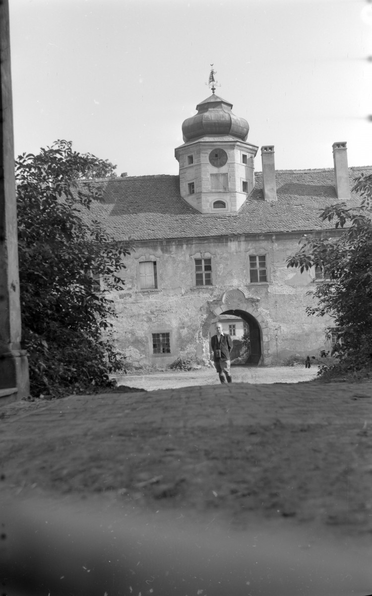 Zamek Oppersdorffów - elewacja wschodnia z bramą wjazdową, wieża, skan 1