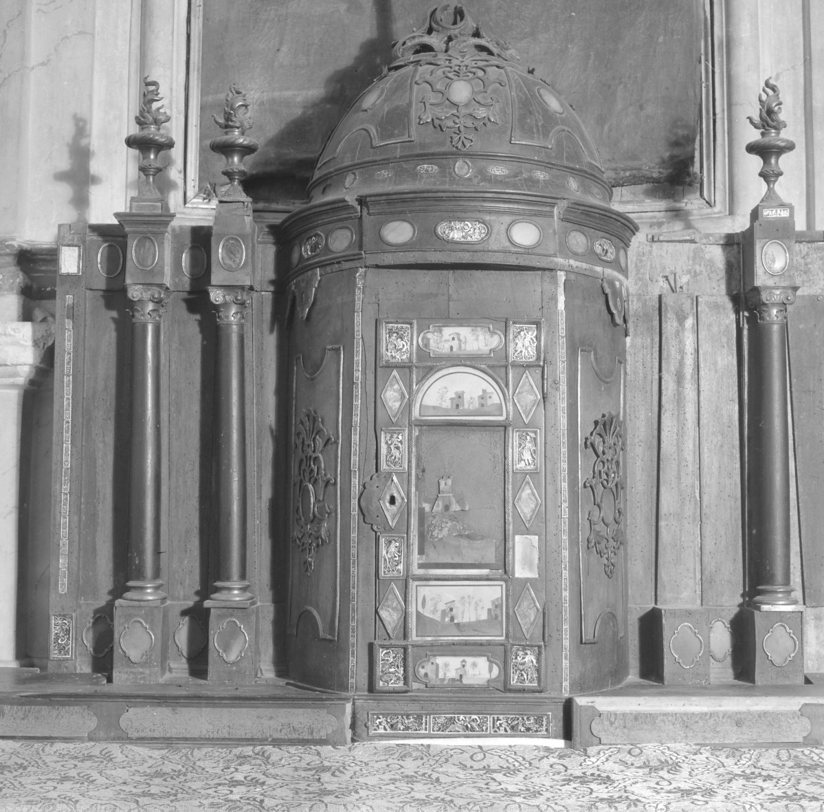 Kościół św. Józefa Oblubieńca i św. Antoniego z Padwy - tabernakulum. Detale i zdobienia. Przód. Całość., skan 1