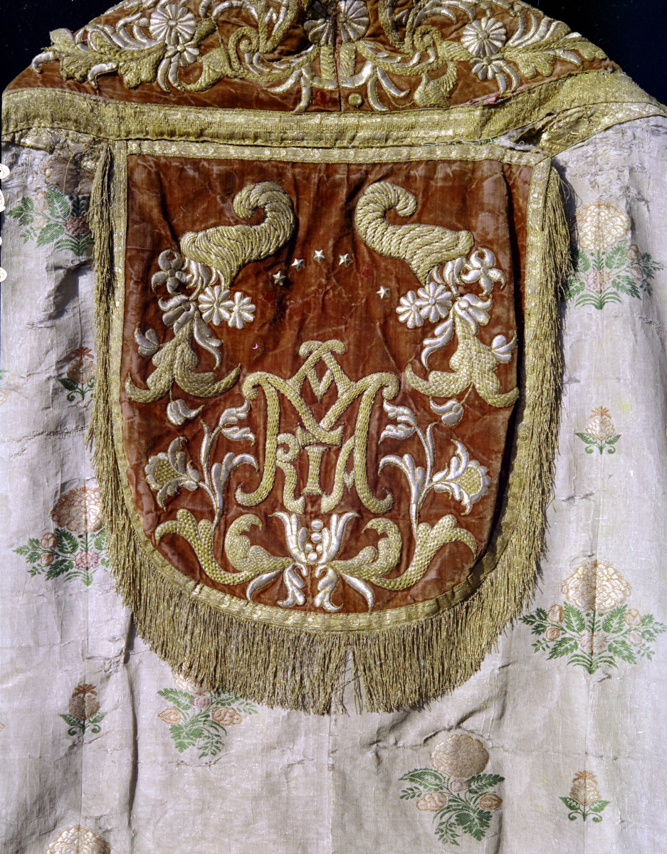 klasztor Benedyktynek - zbiory - ornat haftowany - fragment, skan 1