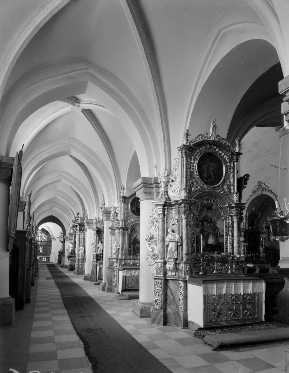 sanktuarium św. Jadwigi Śląskiej - kościół: nawa boczna lewa, skan 1