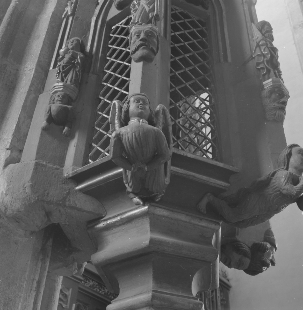 Bazylika kolegiacka św. apostołów Piotra i Pawła - wnętrze: fragment tabernakulum, skan 1