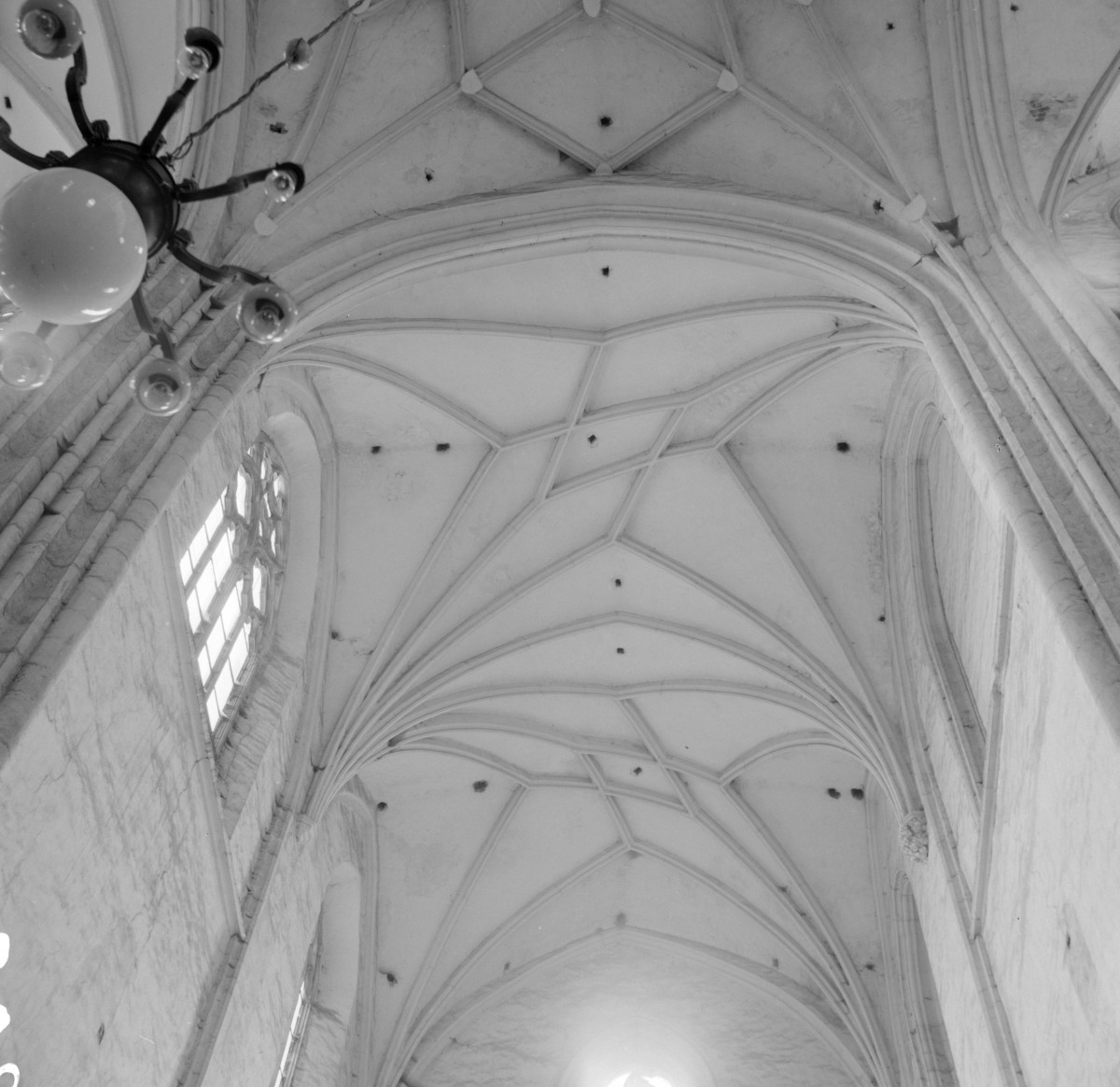 kościół pod wezwaniem św. św. Apostołów Piotra i Pawła - wnętrze: sklepienie prezbiterium, skan 1