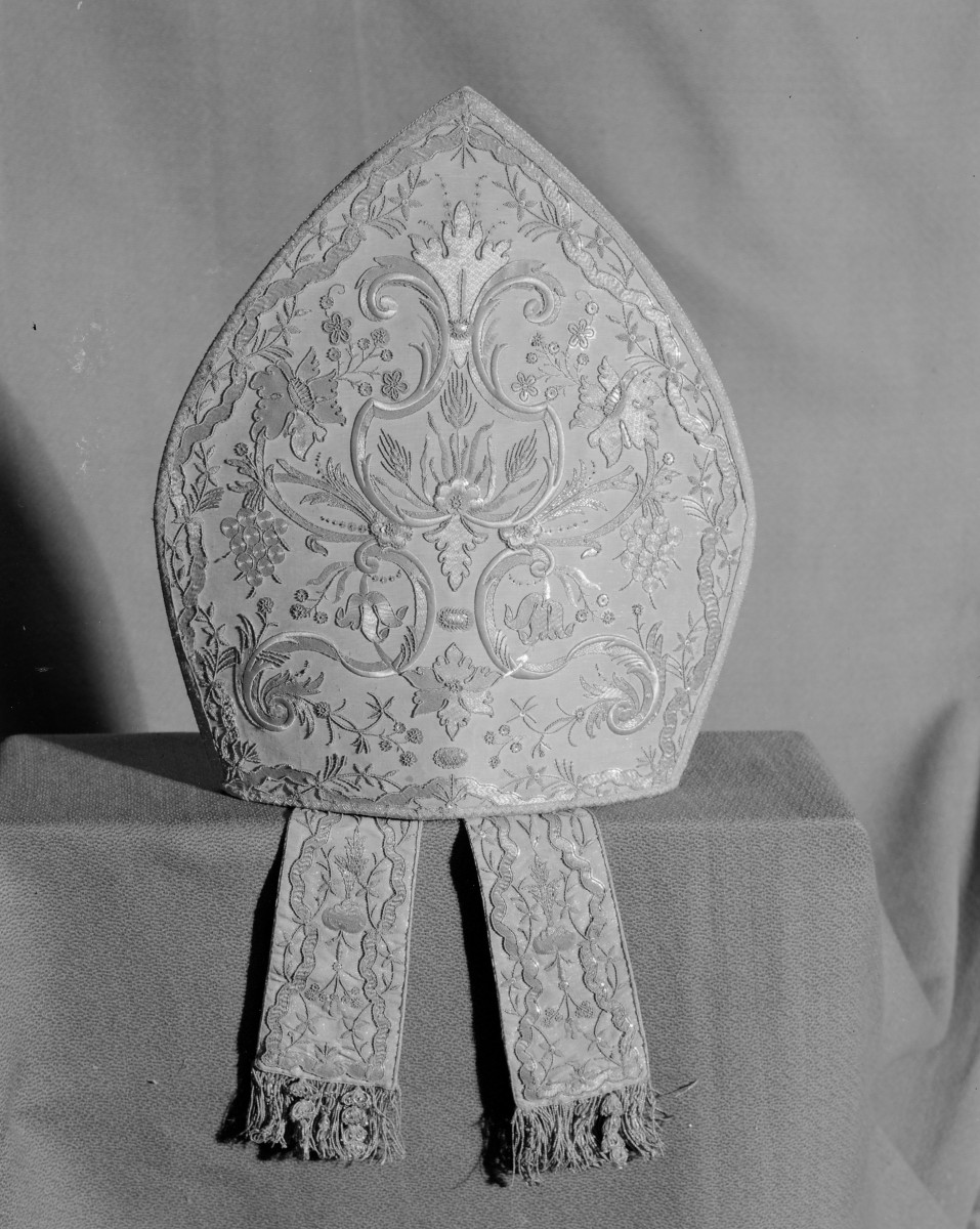 kościół pw. Wniebowzięcia Najświętszej Maryi Panny i św. Zygmunta - skarbiec katedralny - zbiory - infuła biała, skan 1