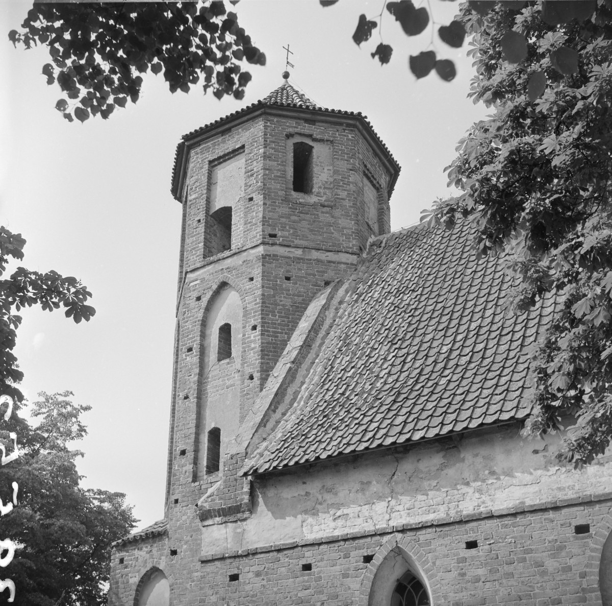 kościół parafialny pw. św. Bartłomieja - elewacja południowa, wieża, skan 1