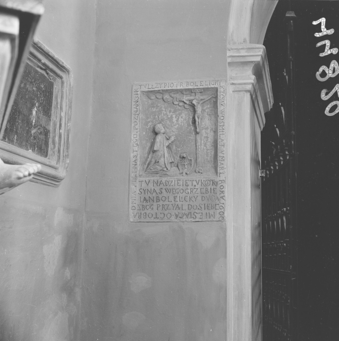 kościół św. Stanisława Biskupa - wnętrze, epitafium nawa boczna, skan 1