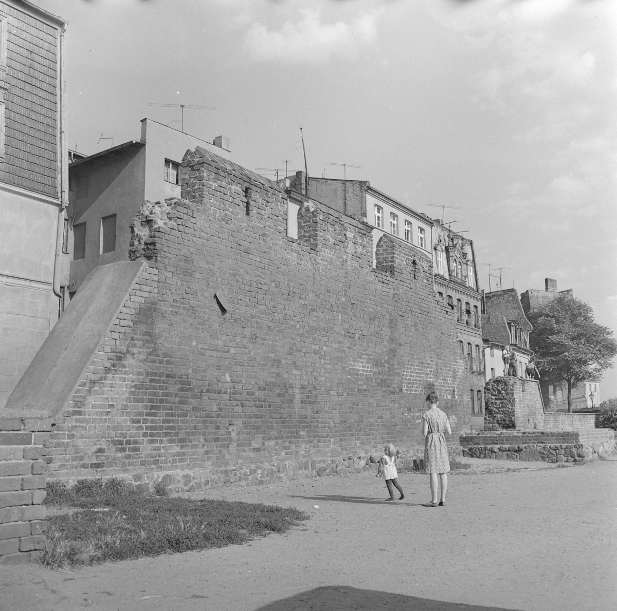 mury miejskie - fragment ciągu zachodniego, skan 1