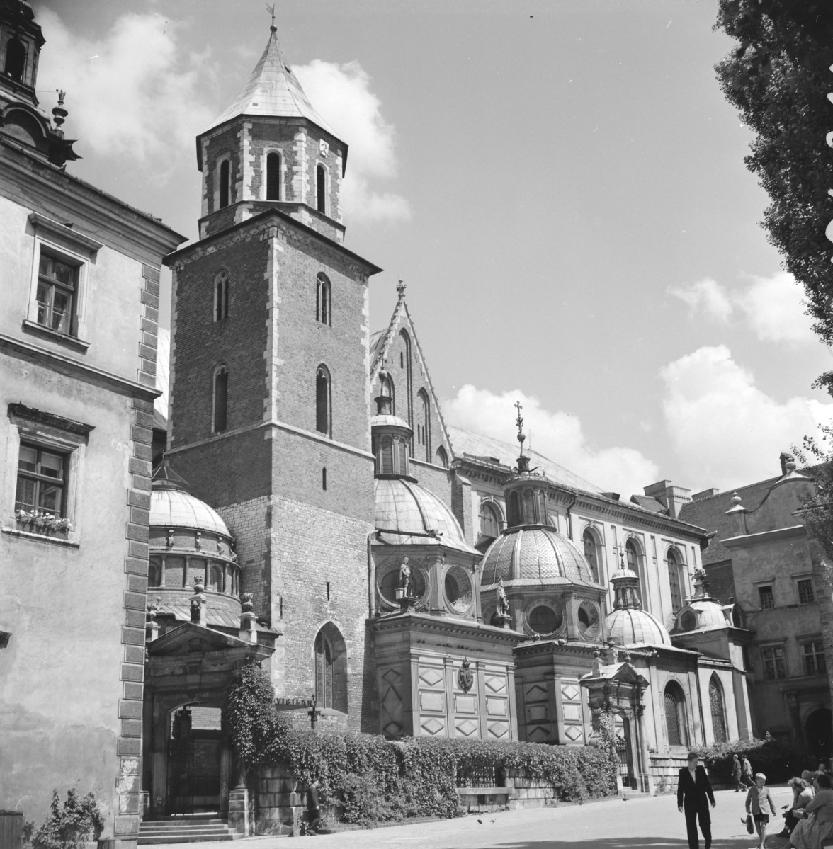 zespół Wzgórza Wawelskiego - Bazylika archikatedralna pw. św. Stanisława i św. Wacława - elewacja południowa - wieża Wikaryjska, Kaplica Wazów, Kaplica Zygmuntowska, skan 1