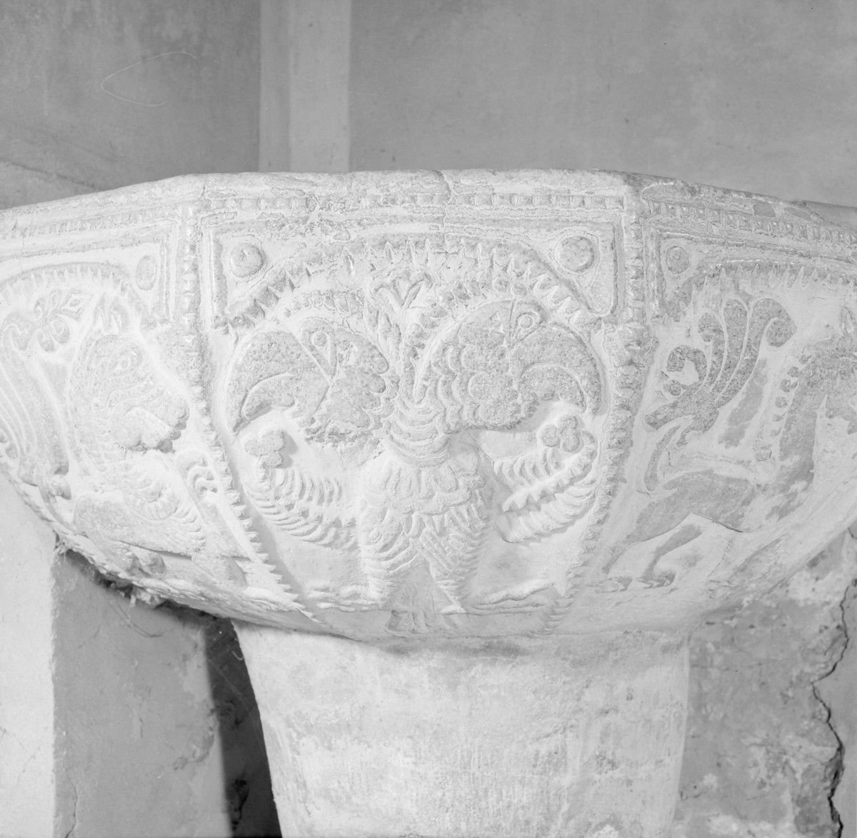 kościół pw. Wniebowzięcia Najświętszej Maryi Panny - wnętrze - kropielnica romańska z XIII w. - fragment, skan 1