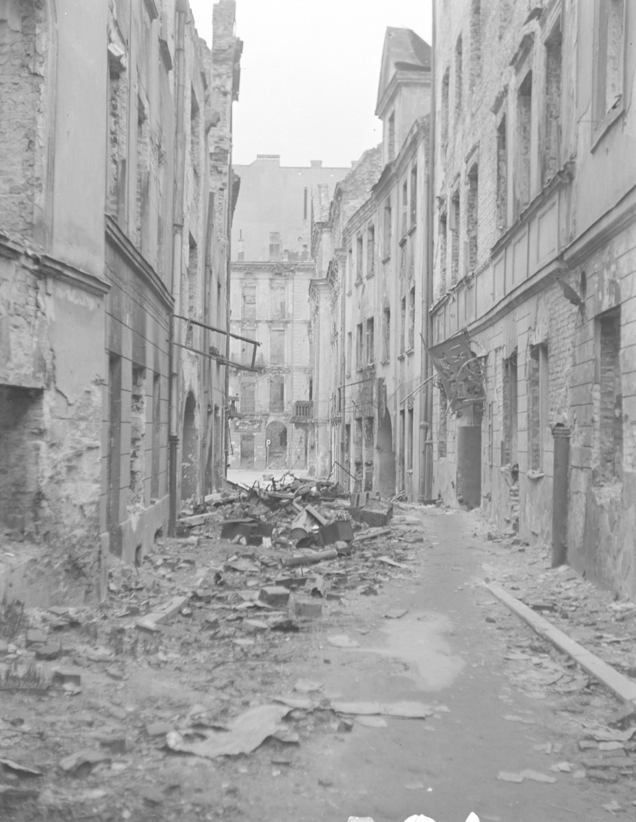 Zniszczona zabudowa miejska, kamienice. W kierunku ul. Trębackiej., skan 1
