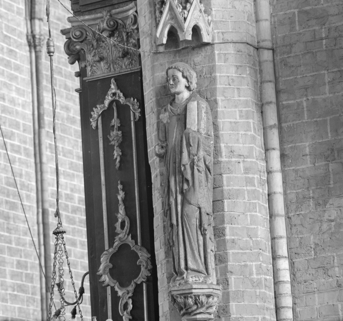 kościół pw. Wniebowzięcia Najświętszej Maryi Panny - wnętrze - rzeźba apostoła z 1325 r., skan 1