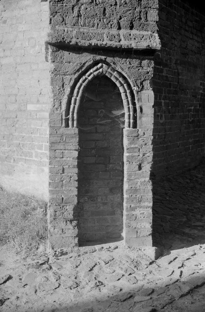 kościół Mariacki - elewacja, zamurowany portal, skan 1
