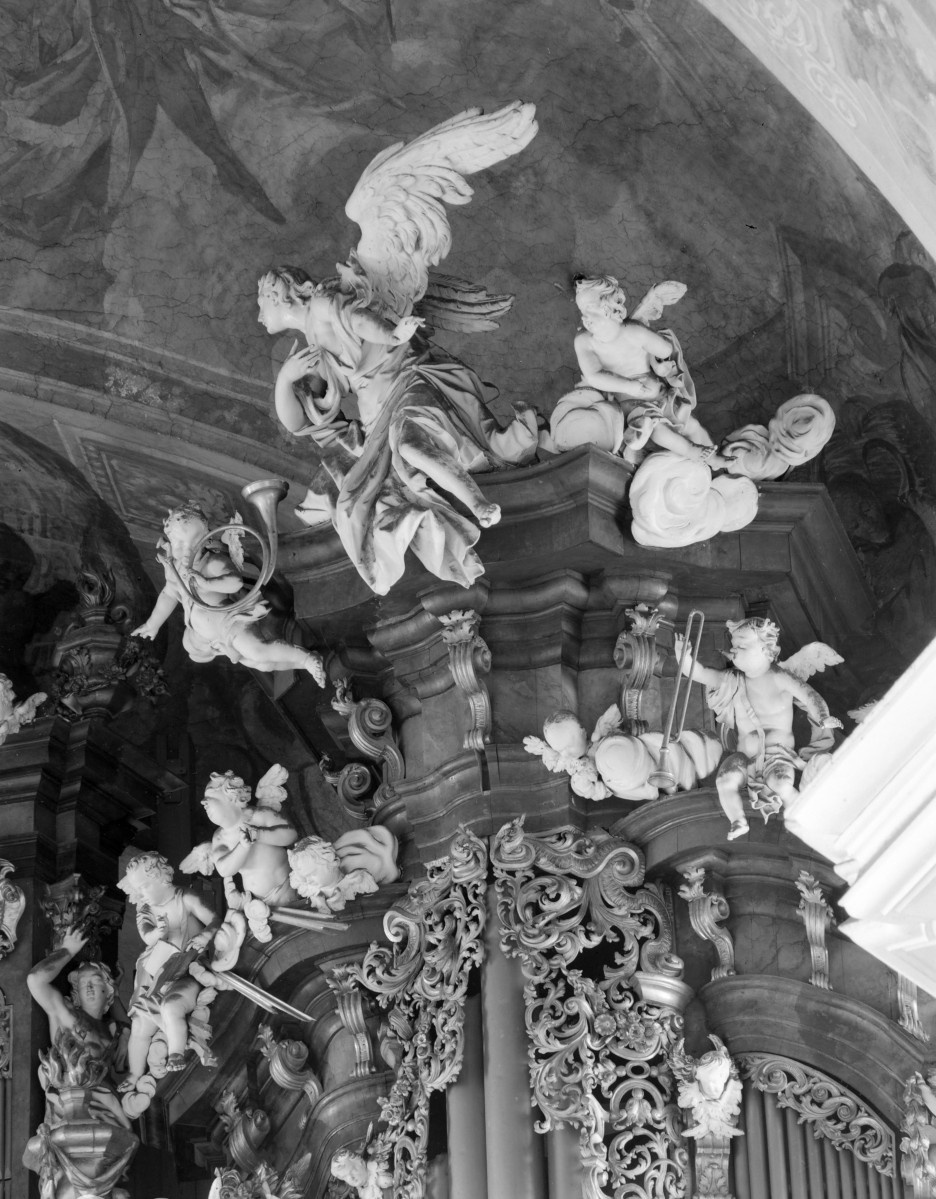 kościół, ob. parafialny pw. Wniebowzięcia Najświętszej Marii Panny - wnętrze: organy, fragment zwieńczenia, skan 1
