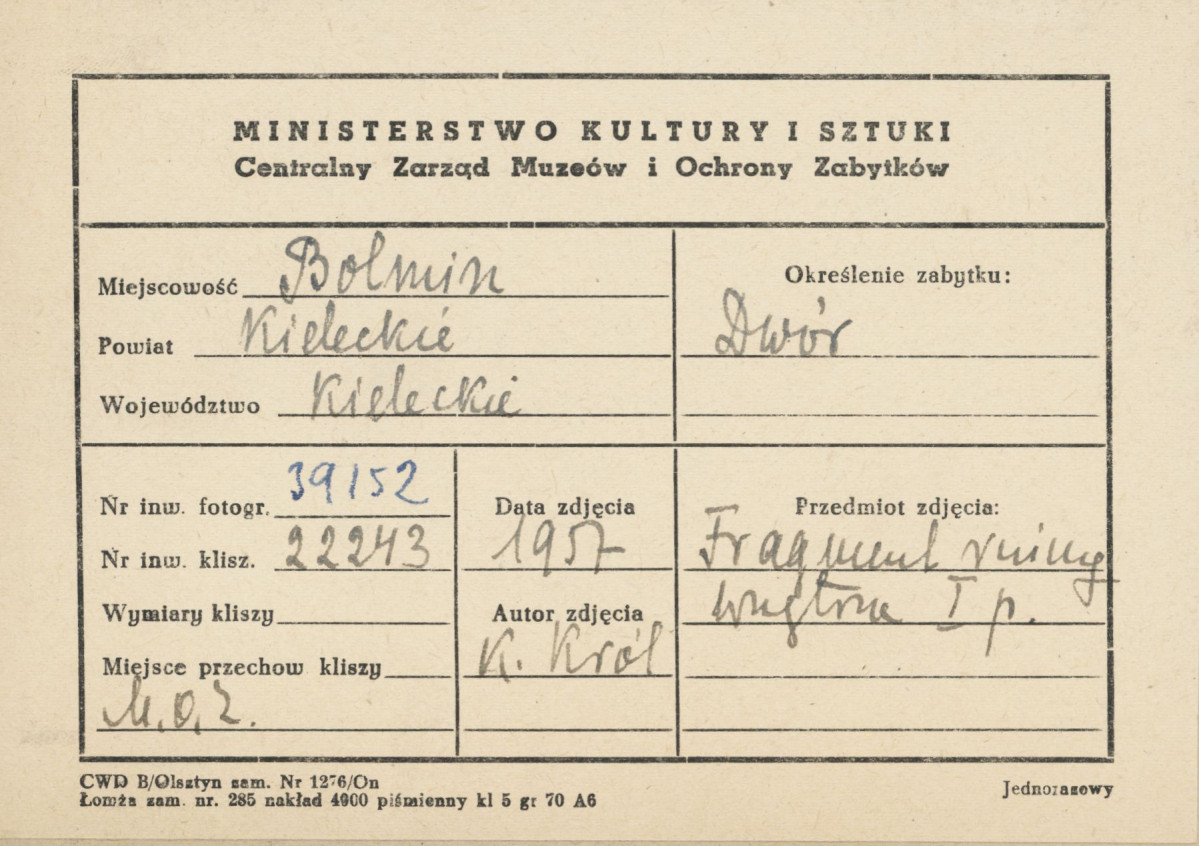 Ruiny dworu obronnego - fragment wnętrza I piętra  - metryczka, skan 1