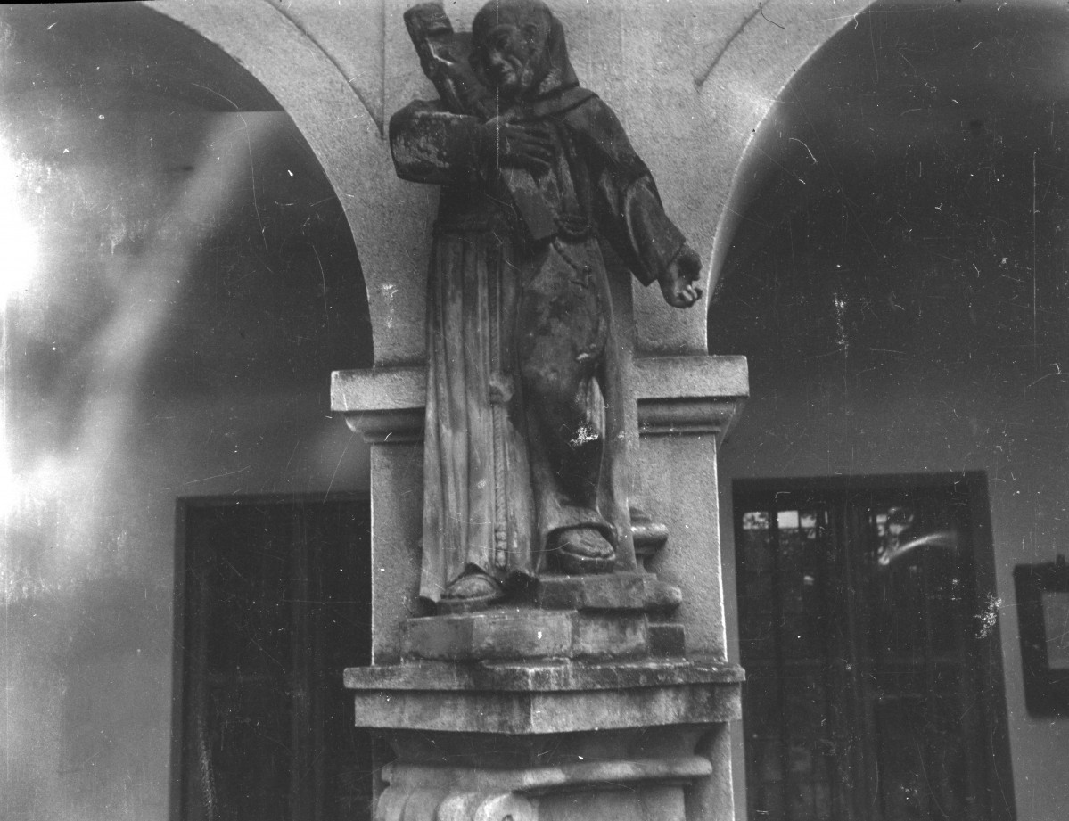 kościół klasztorny - figura na dziedzińcu, skan 1
