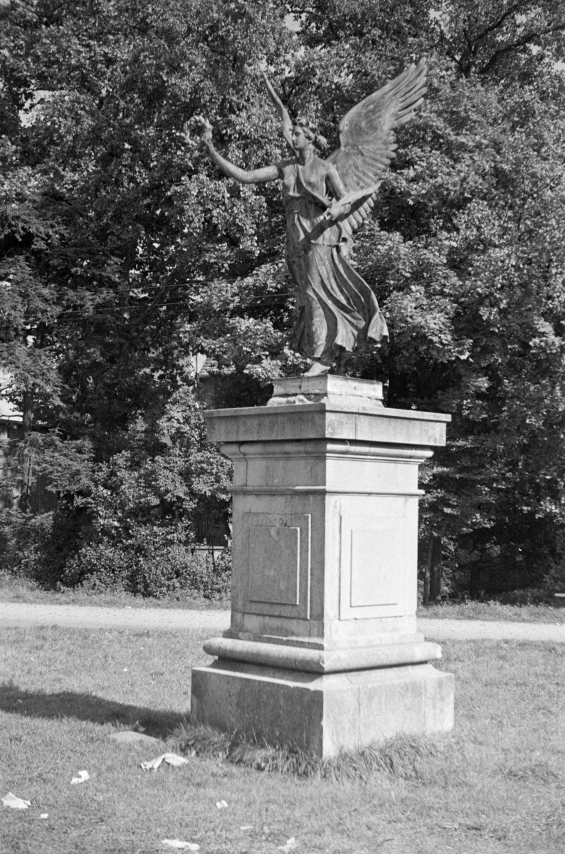 park pałacowy Lobkowitzów - figura przed pałącem, skan 1