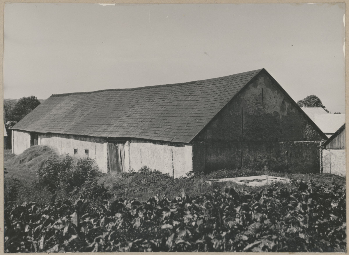 Widok ogólny stodoły w d. zespole dworskim

, skan 1