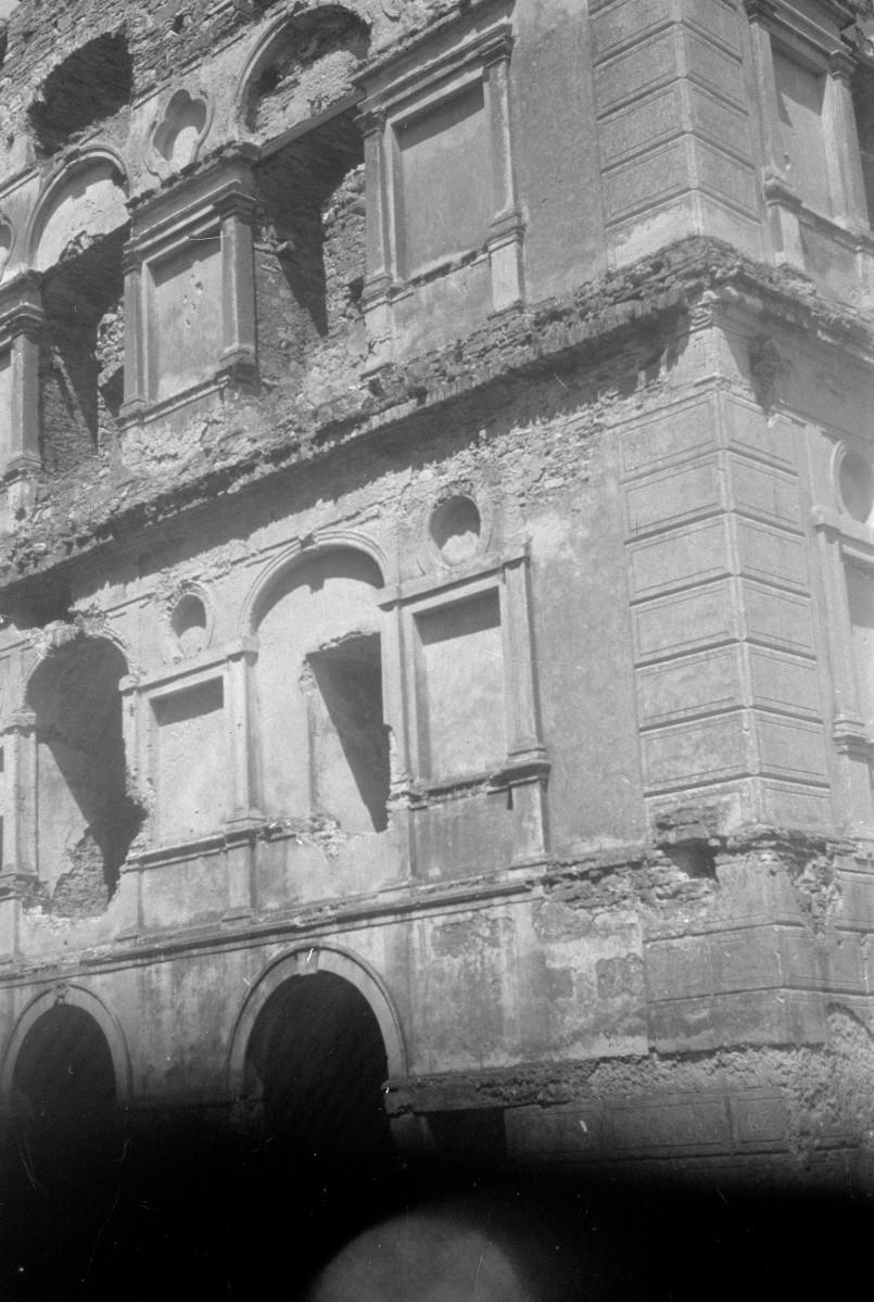 zamek Krzyżtopór, fragment dziedzińca z wieżą, skan 1