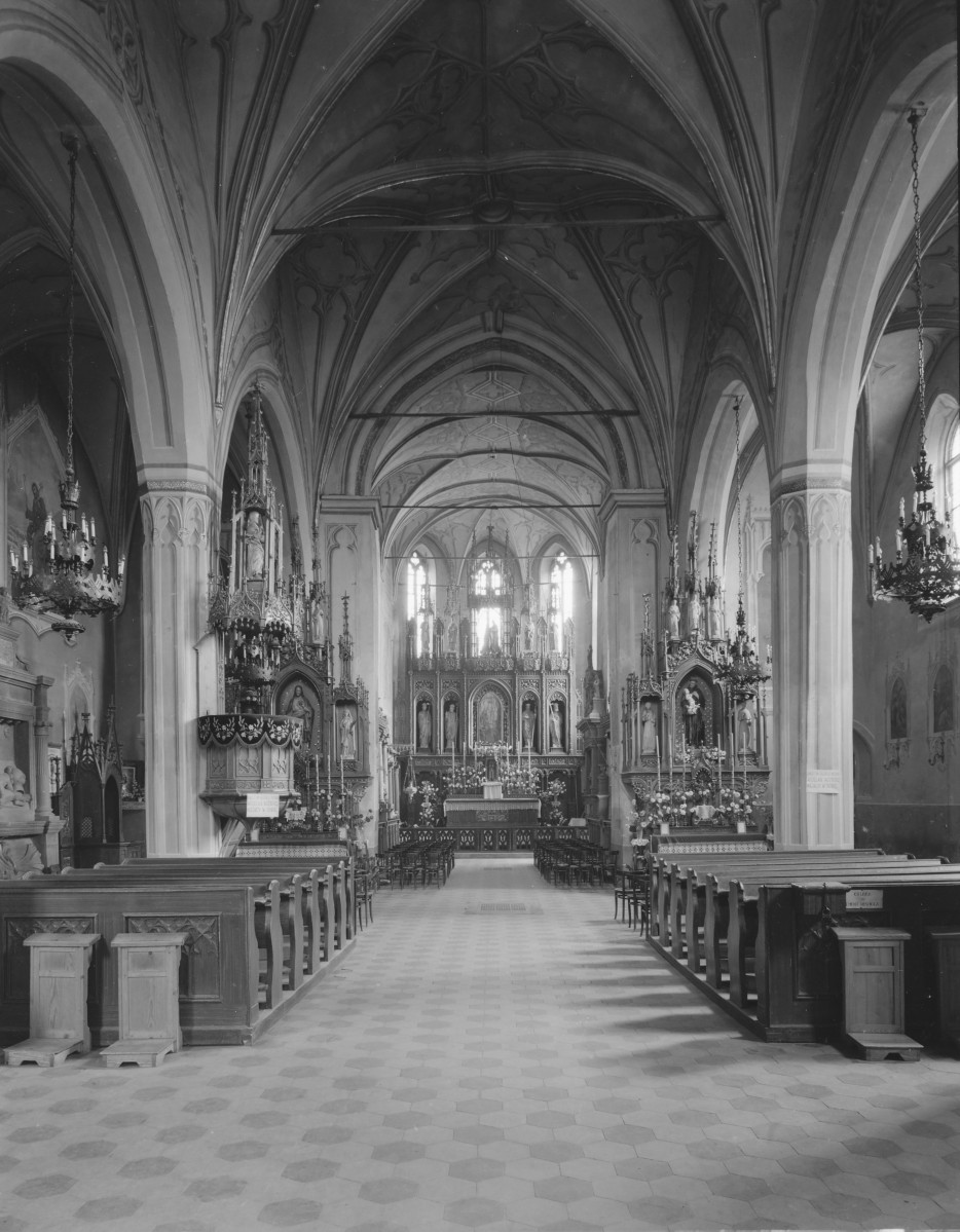 kościół pw. Nawiedzenia Najświętszej Marii Panny - wnętrze: widok na ołtarz główny, skan 1