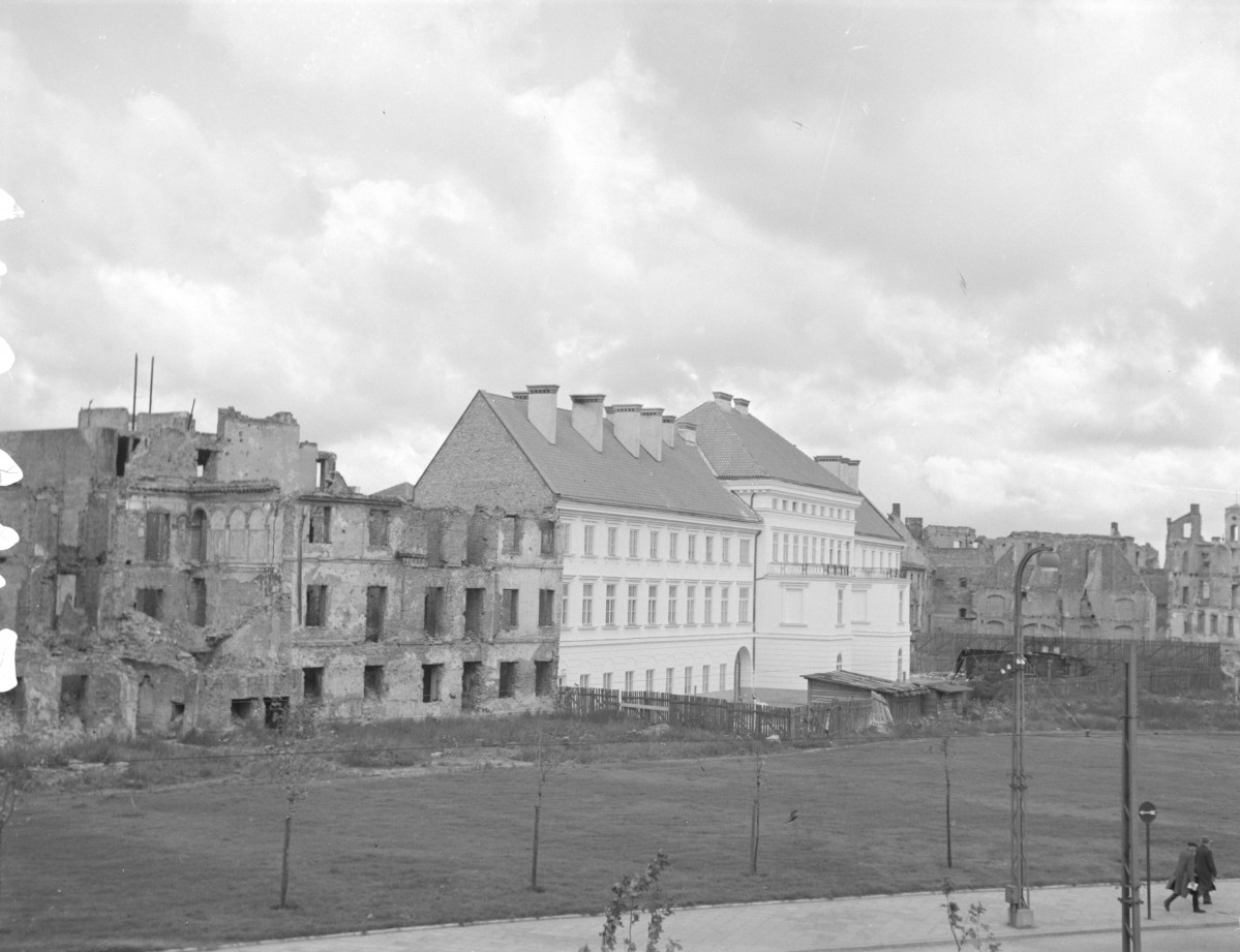 Odbudowany Hotel Polski oraz zniszczone sąsiednie kamienice. Widok od strony alei Solidarności. , skan 1