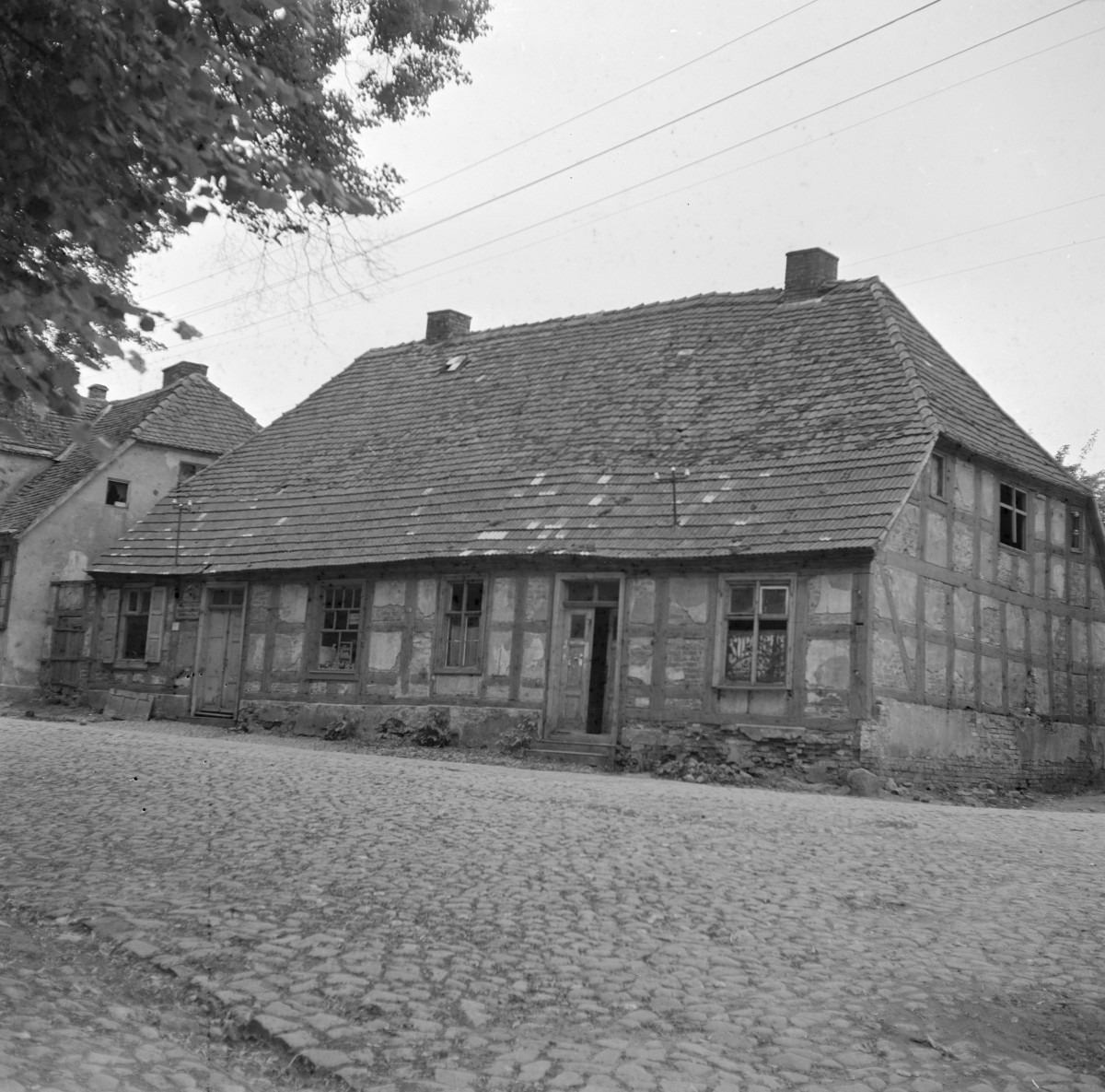 dom - elewacja ryglowa, dach naczółkowy, skan 1