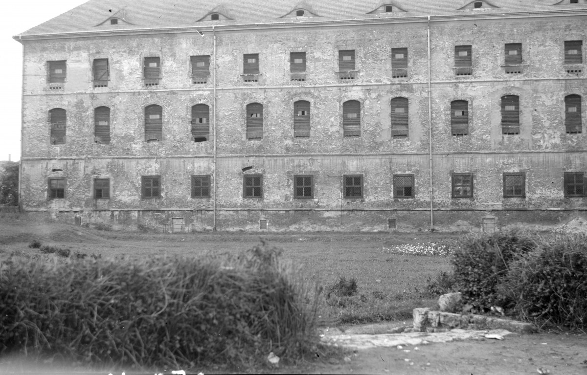 zamek z bramą - elewacja wschodnia, skan 1