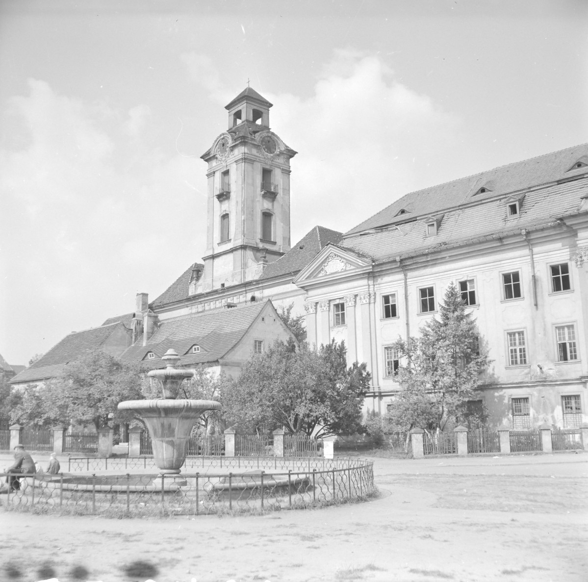 zespół zamkowo-pałacowy - zamek Dewinów-Bibersteinów - elewacja frontowa - fragment, skan 1