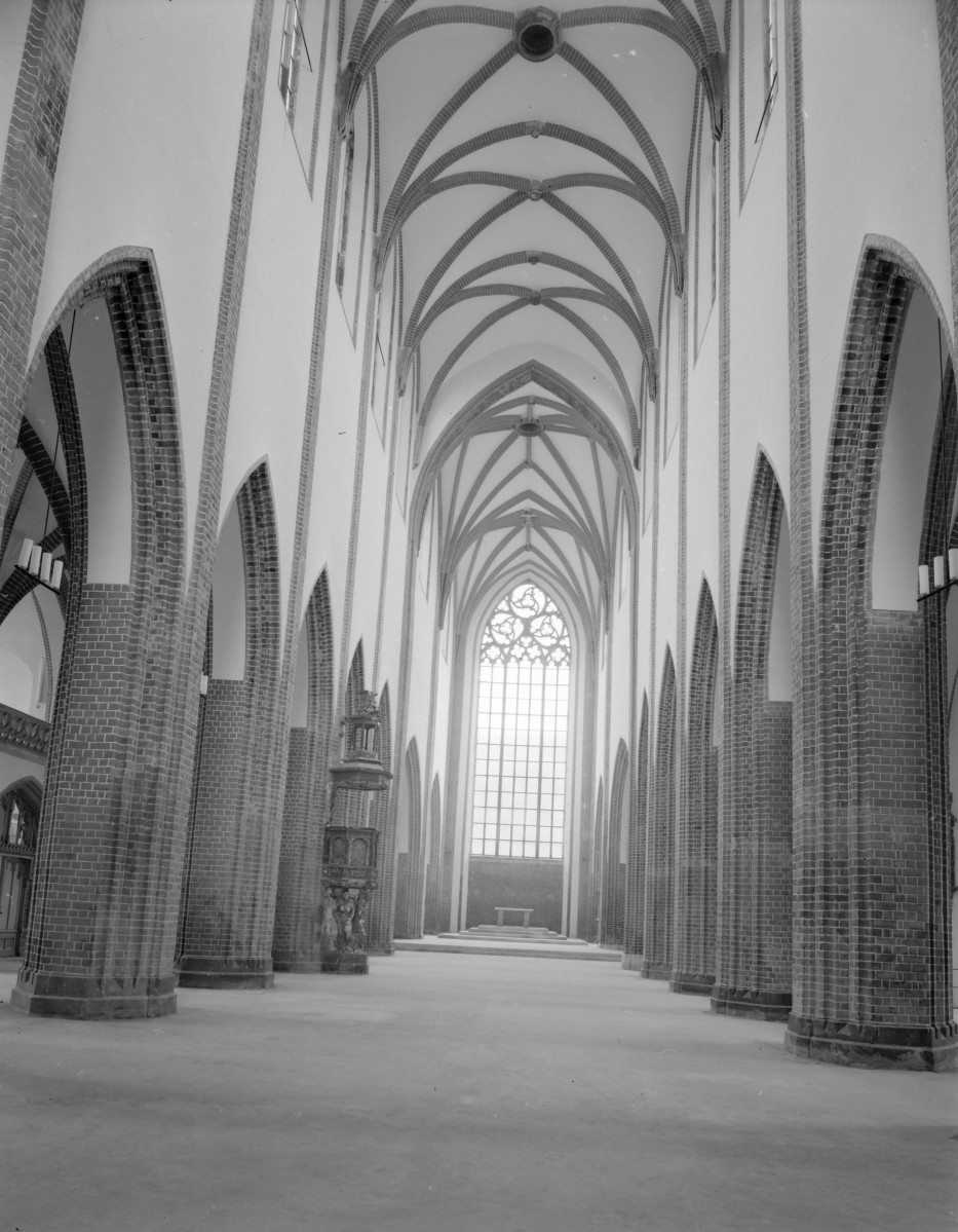 kościół pw. św. Marii Magdaleny, ob. katedra polskokatolicka - wnętrze: widok w kierunku prezbiterium, skan 1