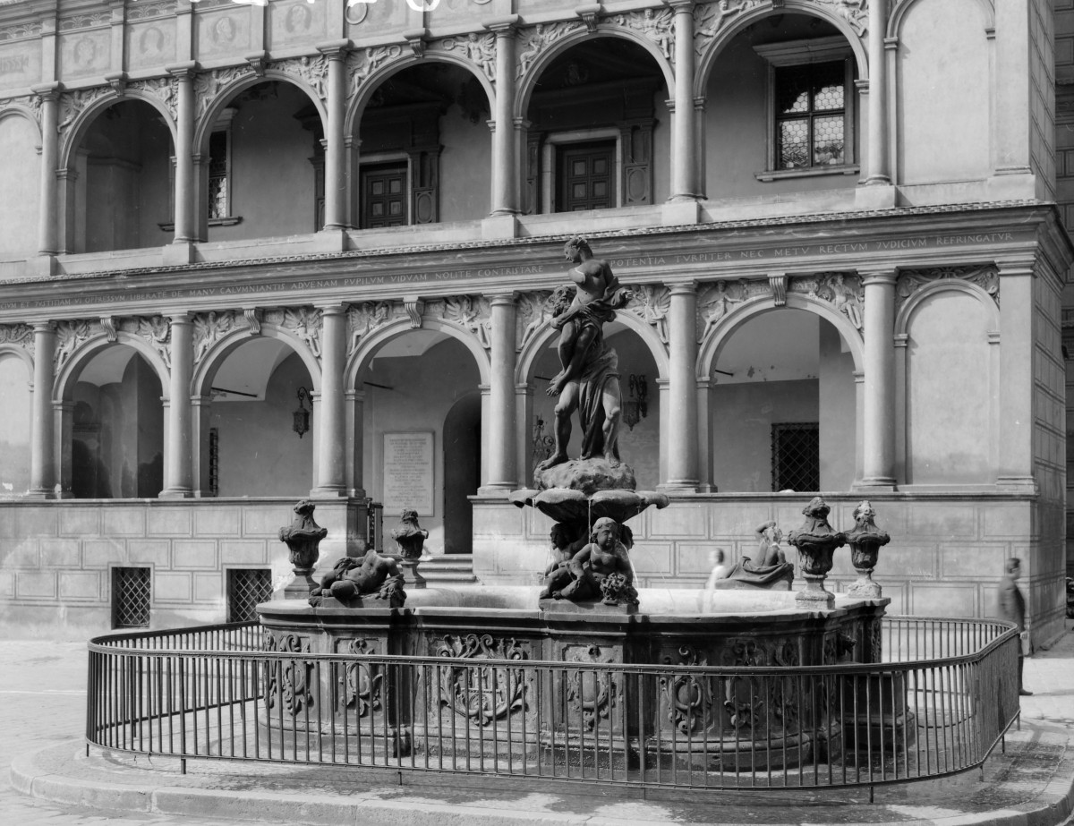 Rynek - fontanna Prozerpiny. W tle budynek ratusza z podcieniami., skan 1