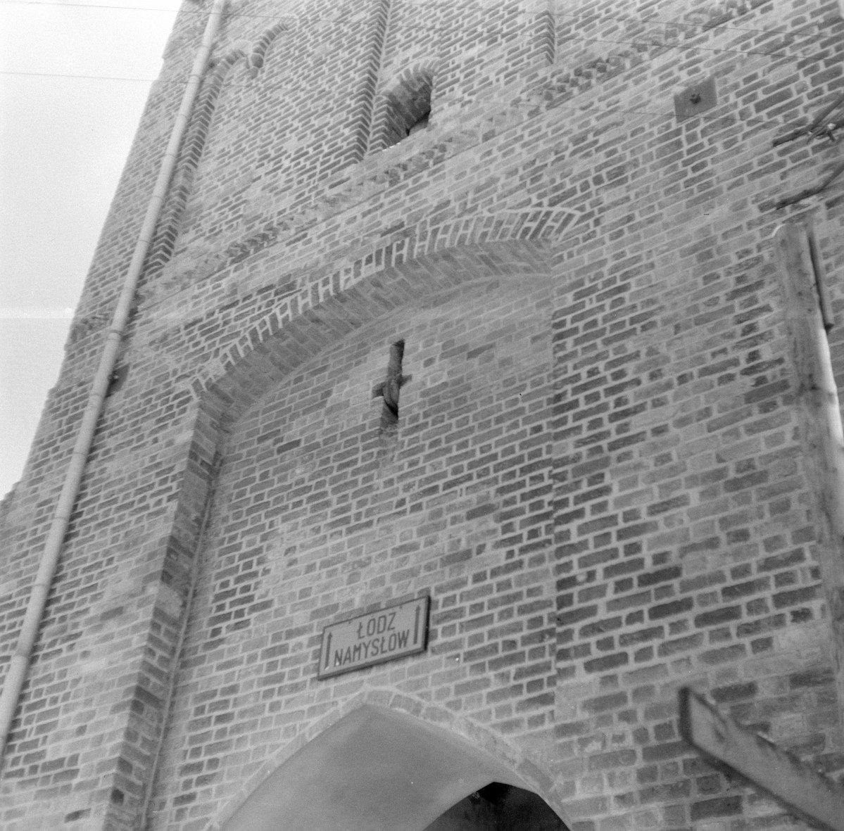 Wieża Bramy Wrocławskiej - elewacja frontowa - widok od wschodu - fragment, skan 1