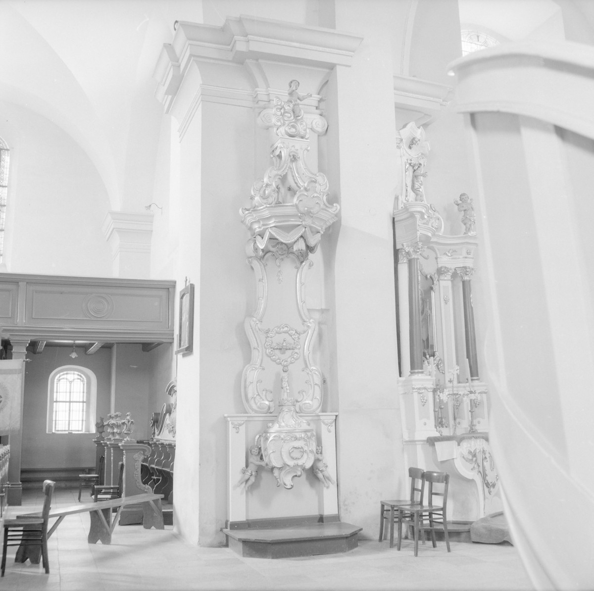 Kolegiata św. Apostołów Piotra i Pawła - wnętrze: chrzcielnica i fragment empory, skan 1