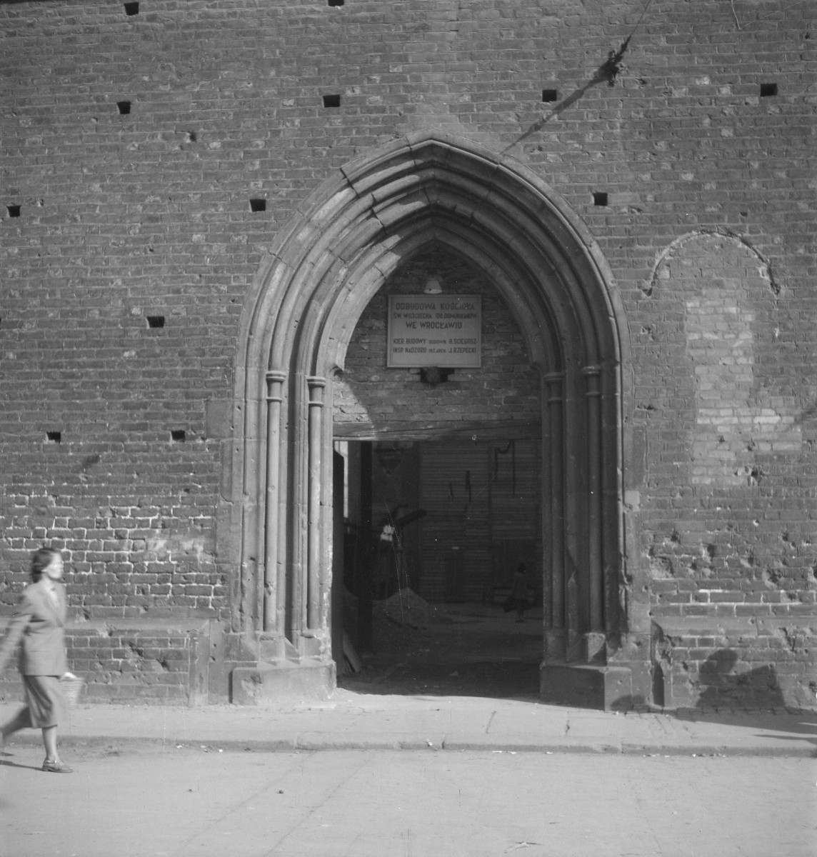 Kościół św. Wojciecha - portal zachodni z archiwoltą., skan 1