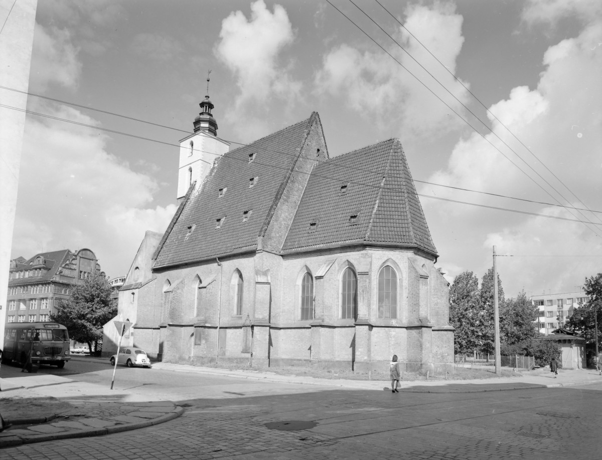 kościół pw. św. Krzysztofa - widok od południowego-wschodu, skan 1