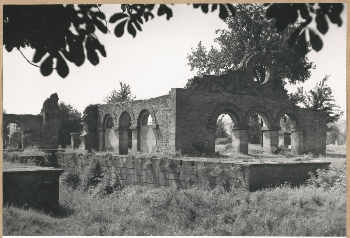 Zespół XIX w. zakładu przemysłowego - budynek walcowni, widok fragmentu ruin i kanału wodnego

, skan 1