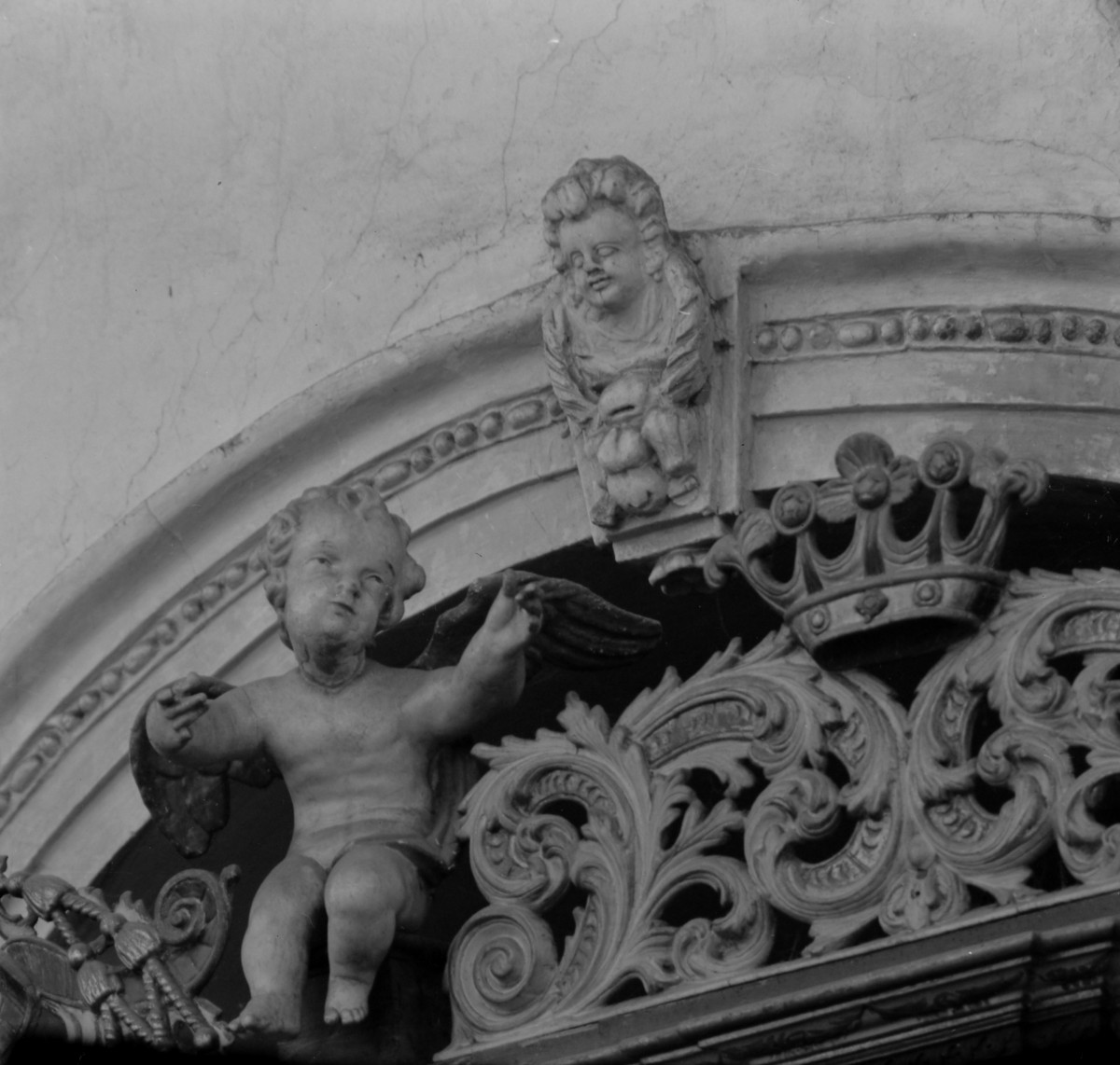 Bazyliki Wniebowzięcia NMP - wnętrze: stalle, dekor, snycerka, zwieńczenie, zwornik, skan 1