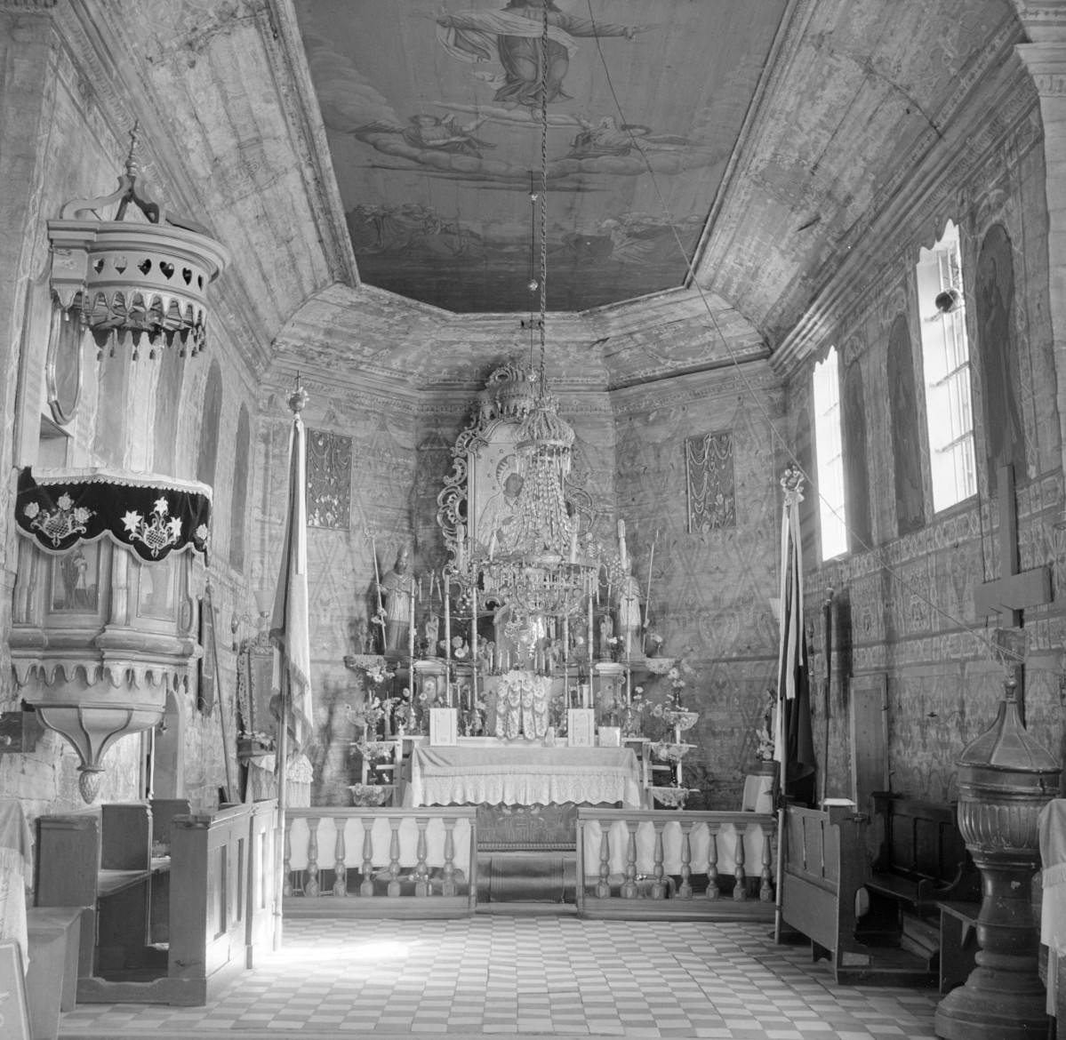 kościół parafialny pw. św. Jana Chrzciciela - wnętrze: prezbiterium, ołtarz główny, ambona, skan 1