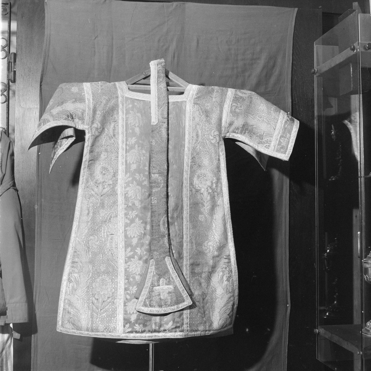 Skarbiec Katedralny - Ornat. kapa, dalmatyka. Francja ok. 1720-25. Dalmatyka ze stułą., skan 1