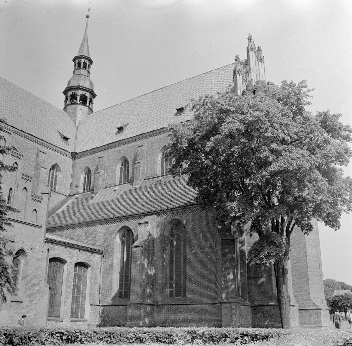 klasztor Cystersów - kościół pw. Wniebowzięcia NMP, św. Bernarda, św. Benedykta i św. Stanisława - elewacja południowo - wschodnia - prezbiterium, skan 1