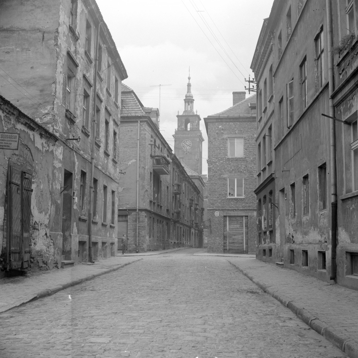 oś widokowa, ulica, kamienice, elewacje, wieża ratuszowa, skan 1