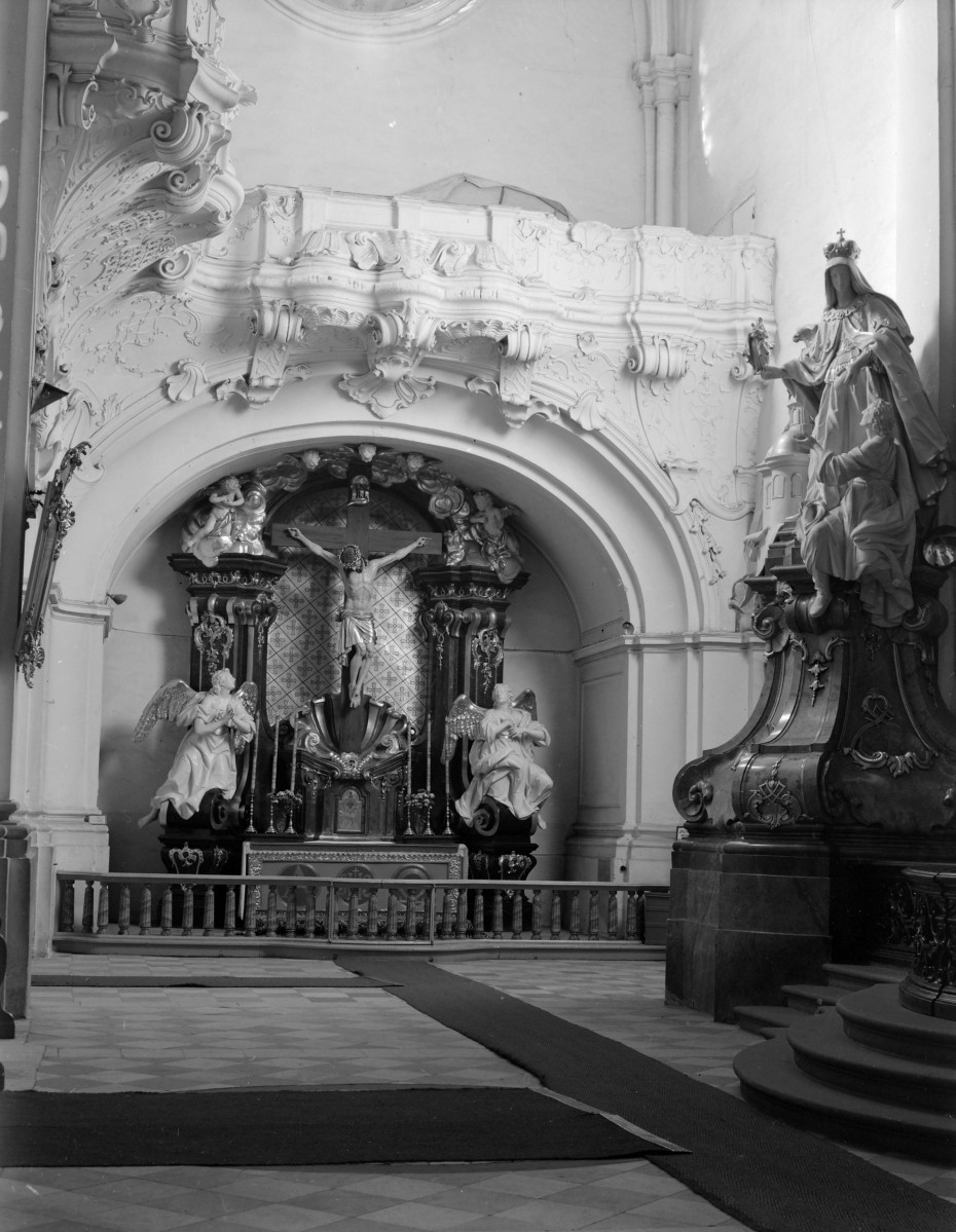 sanktuarium św. Jadwigi Śląskiej - kościół: ołtarz w transepcie , skan 1
