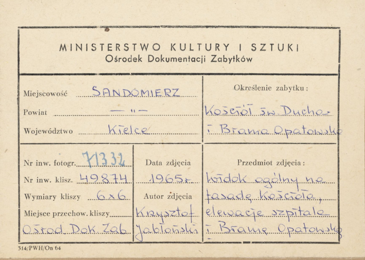 Zespół kościelno-szpitalny św. Ducha - widok ogólny od strony płd. wraz z Bramą Opatowską - metryczka, skan 1