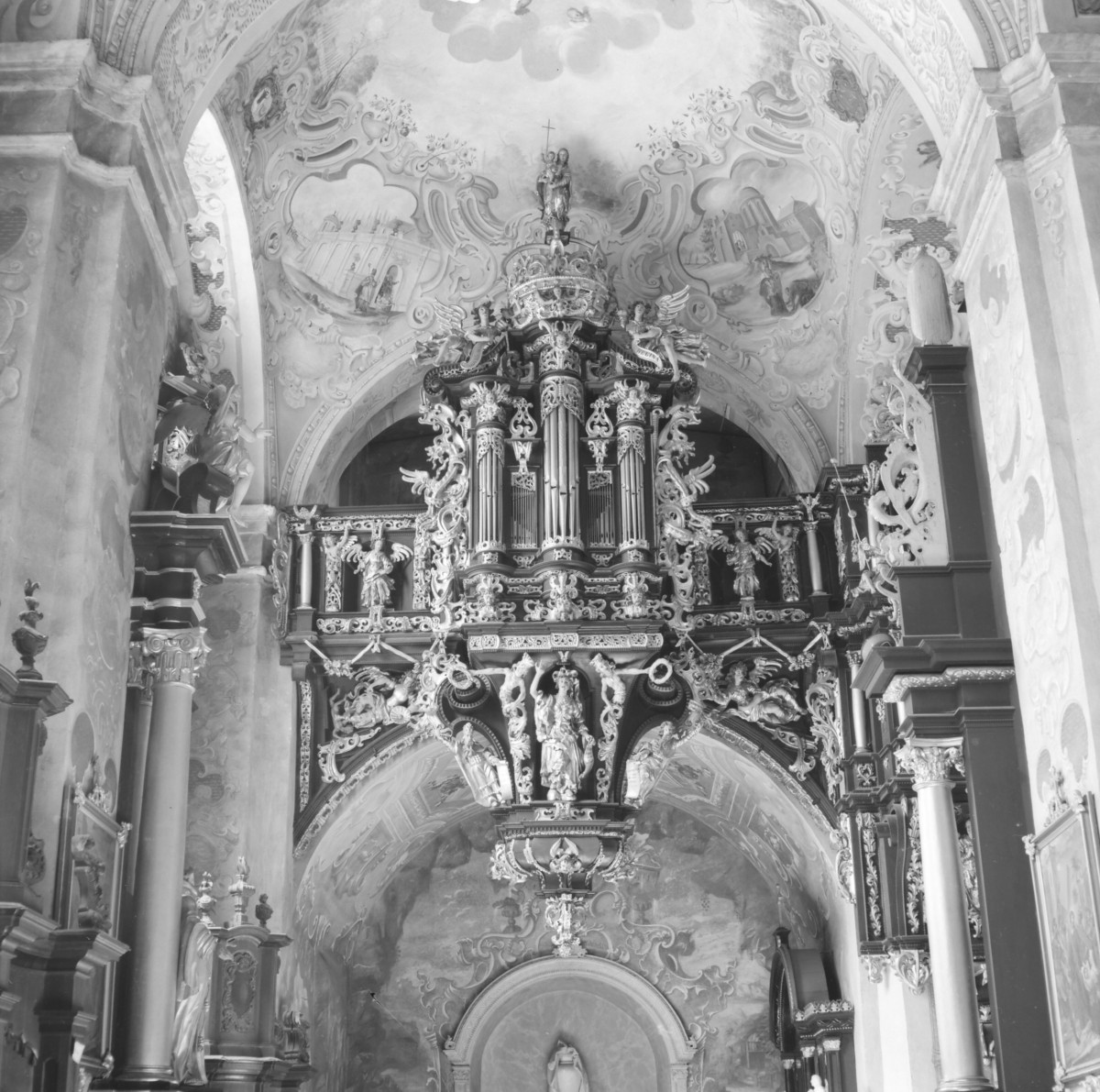 bazylika pw. Zwiastowania Najświętszej Marii Panny - wnętrze: prospekt organowy w nawie południowej, skan 1