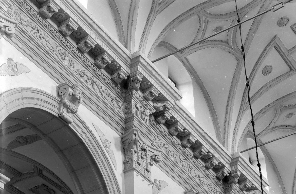 katedra Zmartwychwstania Pańskiego i św. Tomasza Apostoła - wnętrze: fragment gzymsowanie nawy głównej, skan 1