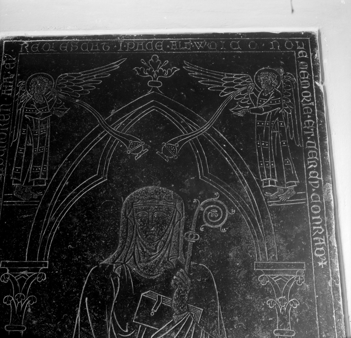 Kościół św. Jan Chrzciciela i św. Jana Ewangelisty - wnętrz: płyta nagrobna Arnolda z Lischoren, detale., skan 1