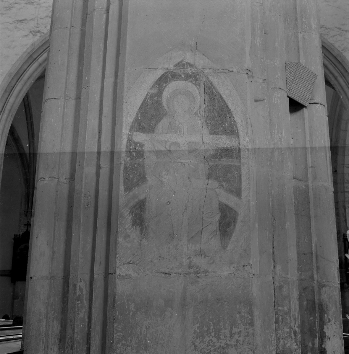 Bazylika kolegiacka św. apostołów Piotra i Pawła - wnętrze: polichromia na filarze, skan 1