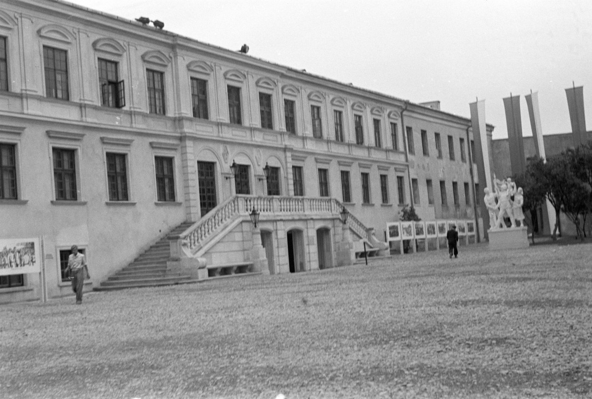 zamek - dziedziniec, skan 1