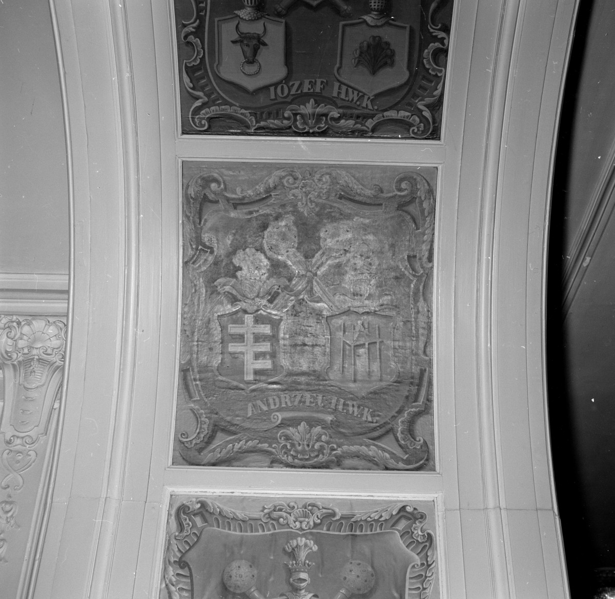 Zamek Lubomirskich i Potockich - malowanie ścienne, kartusz heraldyczny Andrzeja Potockiego, skan 1