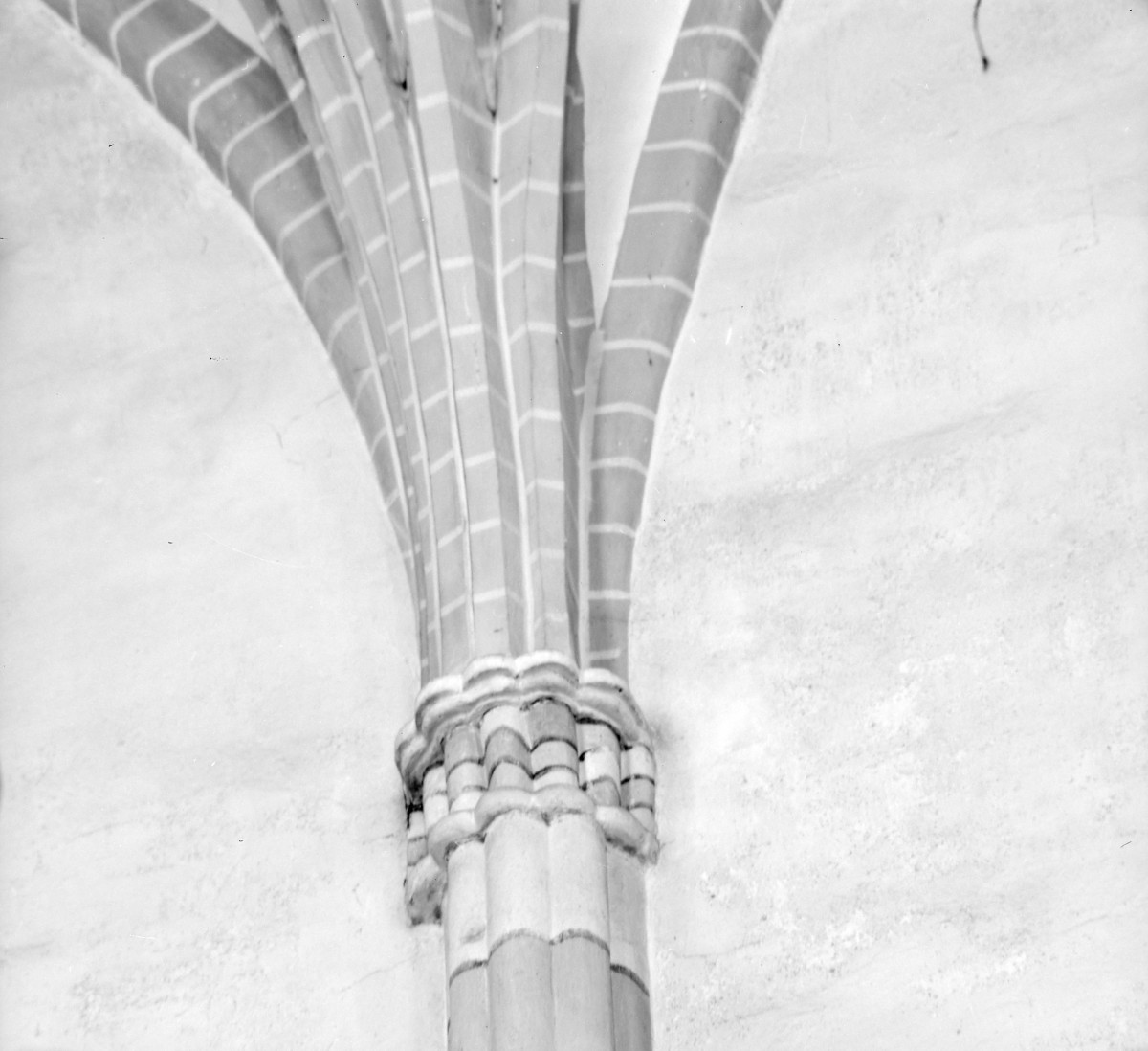 Kościół św. Piotra i św. Pawła - wnętrze: prezbiterium, kapitel i służka, skan 1