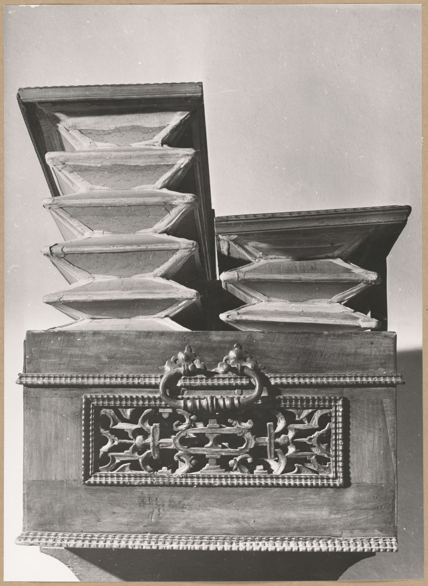 Muzeum Diecezjalne - organy przenośne, widok na prawy bok, z podniesionym miechem  , skan 1