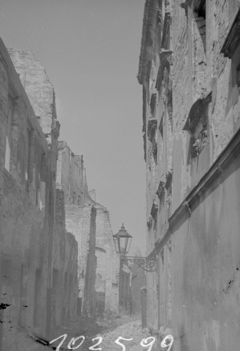 Zabudowa Starego Miasta. Zniszczone kamienice. , skan 1